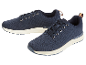 Une paire de baskets bleu marine en maille.