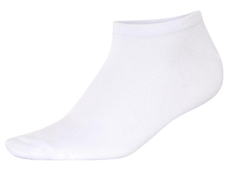 Chaussettes blanches basses, style simple et classique.