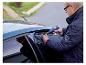 Homme collant une portière de voiture avec un pistolet à colle sans fil LIVARNO® CG270.