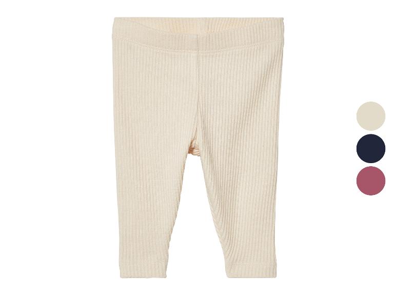 Leggings côtelés beige pour bébé.