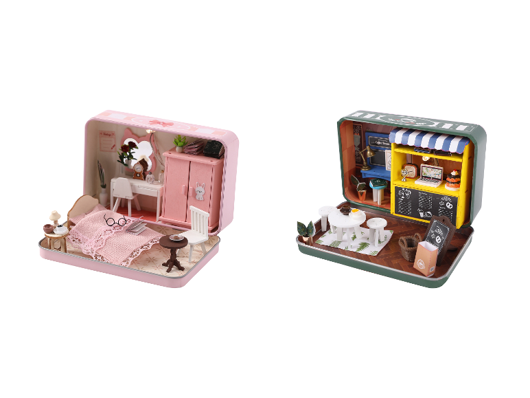 Deux kits de maisons de poupées miniatures dans des boîtes métalliques : une chambre rose et un café vert.