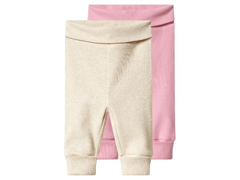 Deux leggings côtelés pour bébé, un beige et un rose.