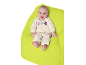 Bébé heureux en tenue florale jaune, allongé sur une couverture verte.