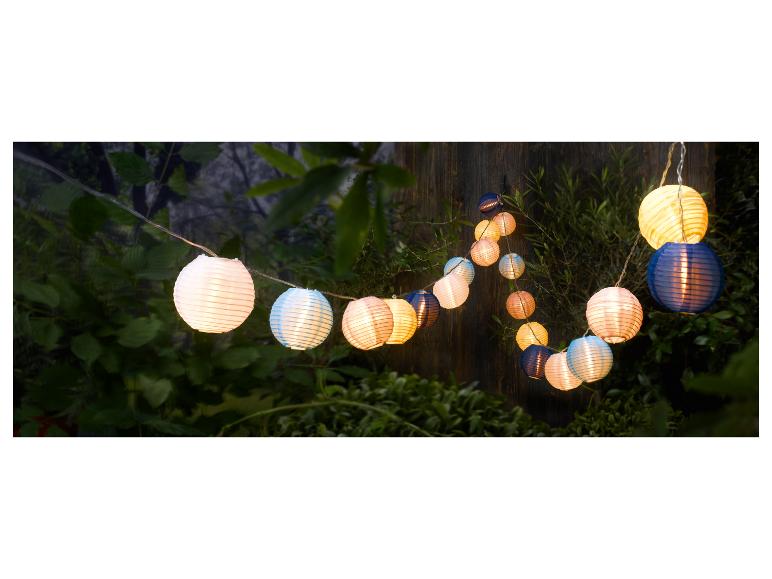 Guirlande lumineuse extérieure avec lanternes papier pastel et bleu marine.