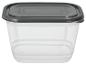 Récipient alimentaire carré transparent avec couvercle gris foncé.