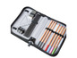 Une trousse avec des crayons de couleur, des règles et une gomme