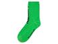 Chaussettes vertes avec inscription ; style minimaliste.