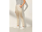 Pantalon beige avec des baskets blanches