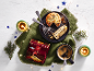 Panettone aux pépites de chocolat, café et bougies dans une ambiance festive.