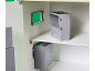 Boîtes de rangement en plastique gris fixées au mur d'un jouet pour enfants