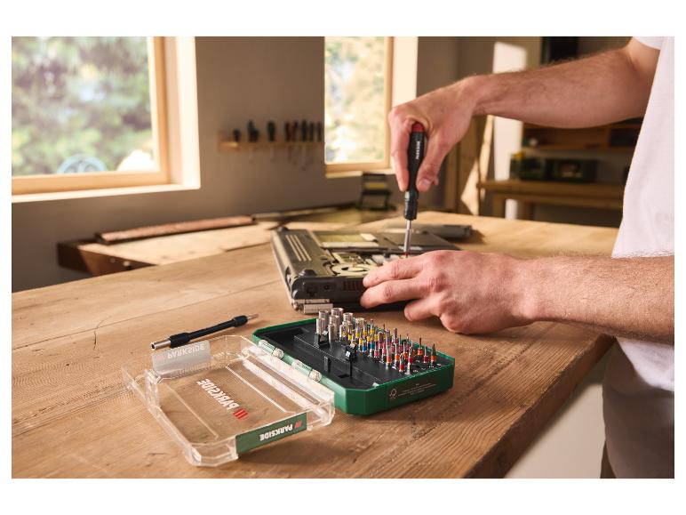 Coffret d'embouts et douilles PARKSIDE® utilisé pour réparer un ordinateur portable
