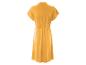 Une robe jaune à manches courtes.
