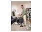 Homme nettoyant un tapis avec un aspirateur eau et poussière dans un salon.