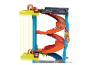 Piste de voitures Hot Wheels avec rampe en spirale et ascenseur, incluant une voiture.