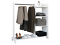Un porte-manteau blanc avec des cintres, des chaussures, des vêtements et des boîtes de rangement.