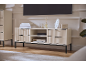 Meuble TV moderne beige avec façades cannelées dans un salon.