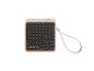 Enceinte portable carrée avec grille métallique et dragonne.