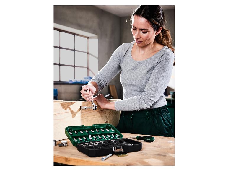 Une femme utilise une clé à cliquet et un jeu de tournevis Parkside.