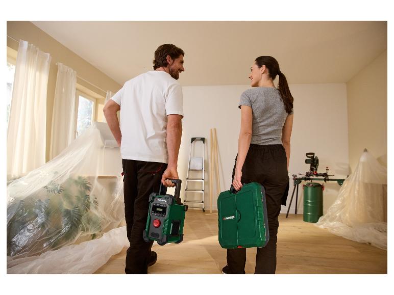 Un couple transporte des outils Parkside dans une maison en rénovation.
