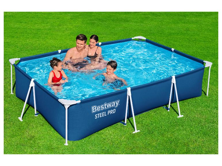 Famille profitant d'une piscine hors sol rectangulaire bleue dans un jardin verdoyant.