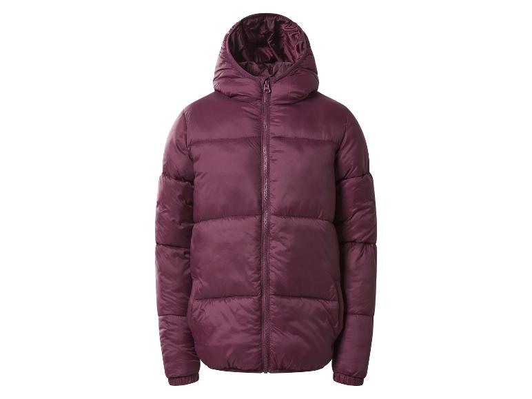 Doudoune violette à capuche sur fond blanc