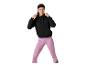 Femme en sweat à capuche noir et legging rose, tenant les cordons du sweat.