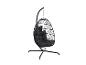 Fauteuil suspendu noir avec support et coussins noirs.