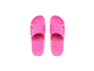 Paire de sandales à enfiler rose vif avec semelles texturées et brides perforées.