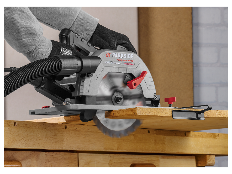 Scie circulaire Parkside Performance PPHKS1800 coupant du bois.