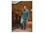 Homme en sweat-shirt et pantalon verts montant les escaliers.