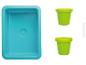 Un plateau bleu, deux pots verts et un bâton blanc