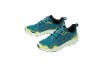 Une paire de chaussures de sport bleues et jaunes avec des détails pointillés.