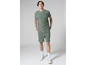 Homme portant un t-shirt et un short vert à imprimé léopard.
