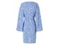 Une robe bleue à fleurs blanches.
