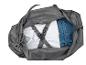Un sac de voyage gris avec une chemise blanche et un jean bleu.