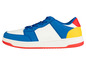Une sneaker bleue et blanche avec des détails rouges et jaunes.