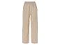 Pantalon beige avec ceinture élastique.