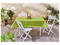 Une nappe verte sur une table en bois avec des chaises pliantes blanches.