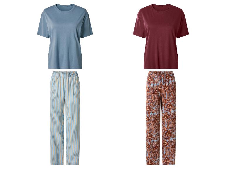 Deux ensembles de pyjamas pour femmes : bleu rayé et bordeaux à motifs.