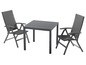 Un ensemble avec une table carrée et deux chaises pliantes en osier.