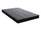 Pile de lames de terrasse composites gris foncé avec une surface texturée.