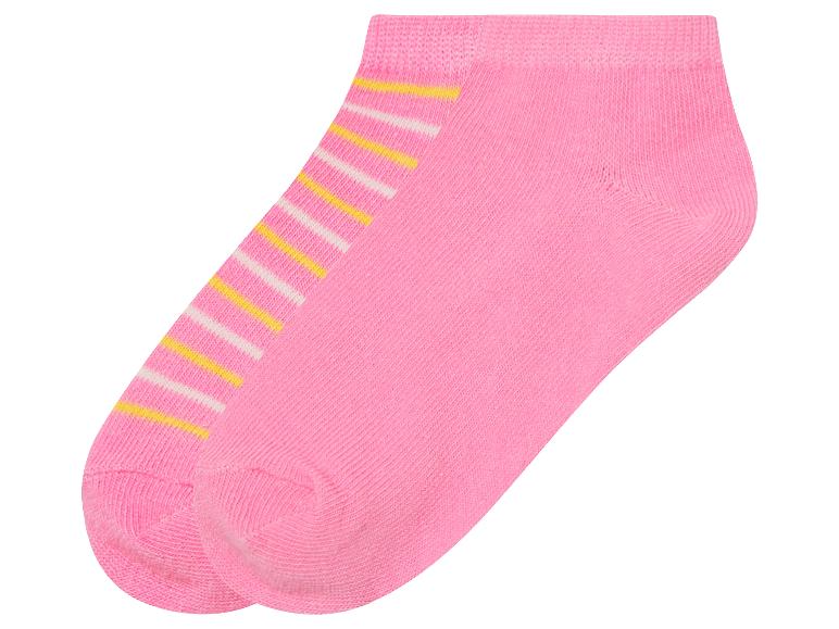 Deux paires de chaussettes roses avec des rayures jaunes et blanches.