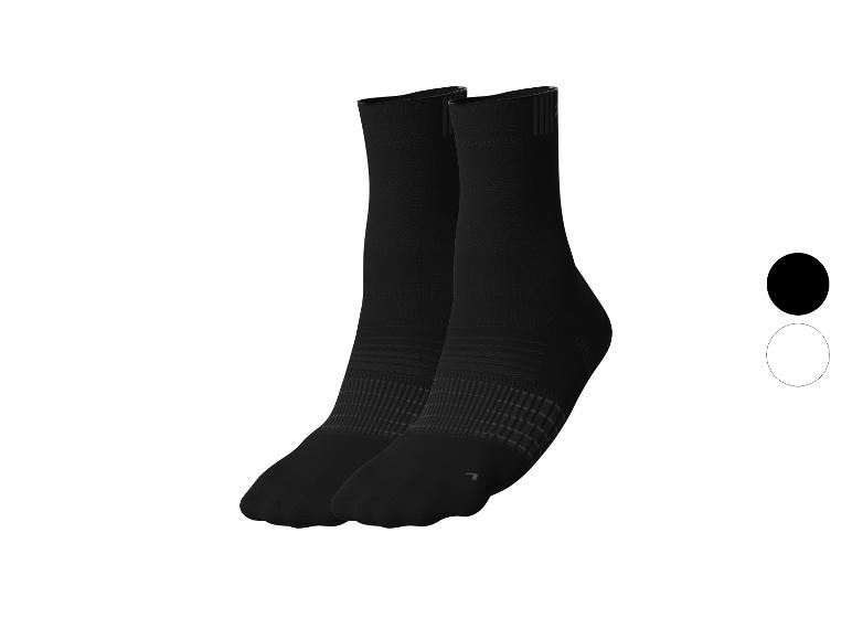 Une paire de chaussettes de sport noires avec des détails à motifs et des options de couleur.