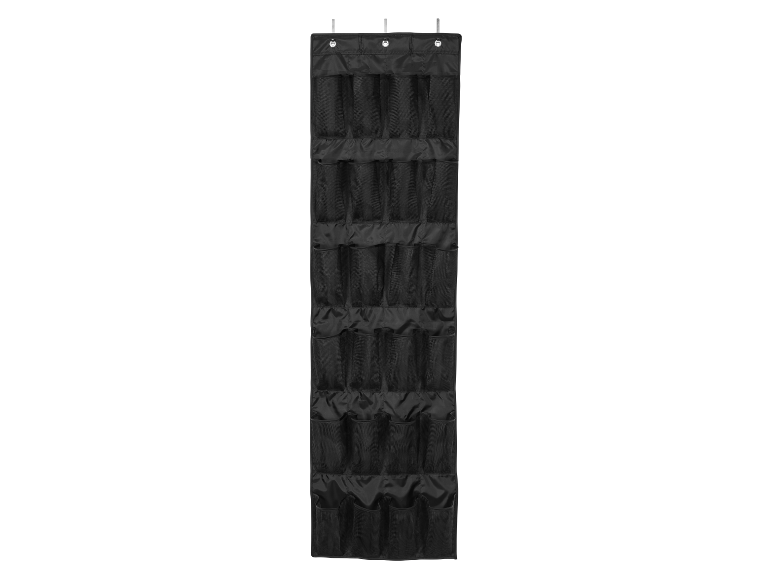 Un organiseur à chaussures noir suspendu avec de multiples poches.