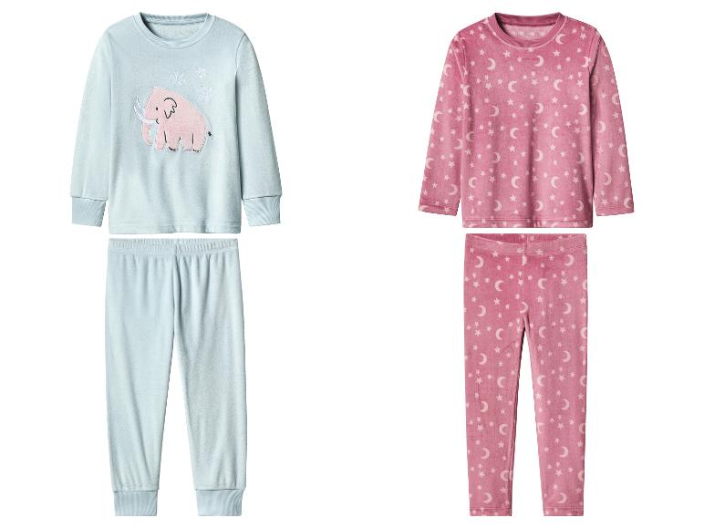 Deux ensembles de pyjamas pour enfants, un bleu clair avec un éléphant et des flocons de neige, l'autre rose avec des étoiles et des lunes.