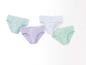 Trois paires de culottes pour femmes dans différentes couleurs.