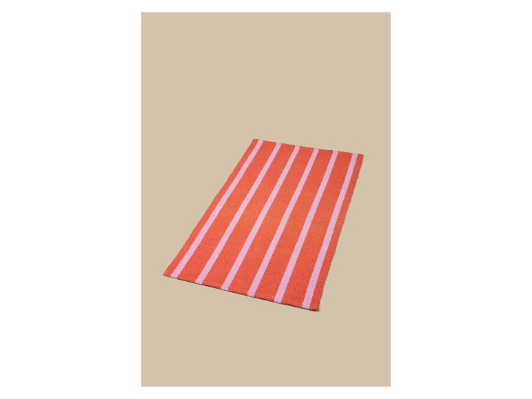 Tapis rayé orange et rose.
