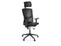 Un fauteuil de bureau noir avec un dossier en maille et un appui-tête.