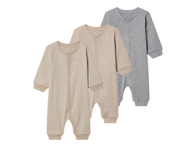 Trois pyjamas à manches longues pour bébé, un rayé et deux unis.