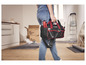Une personne porte une sacoche à outils avec des outils Parkside pendant des travaux de rénovation.
